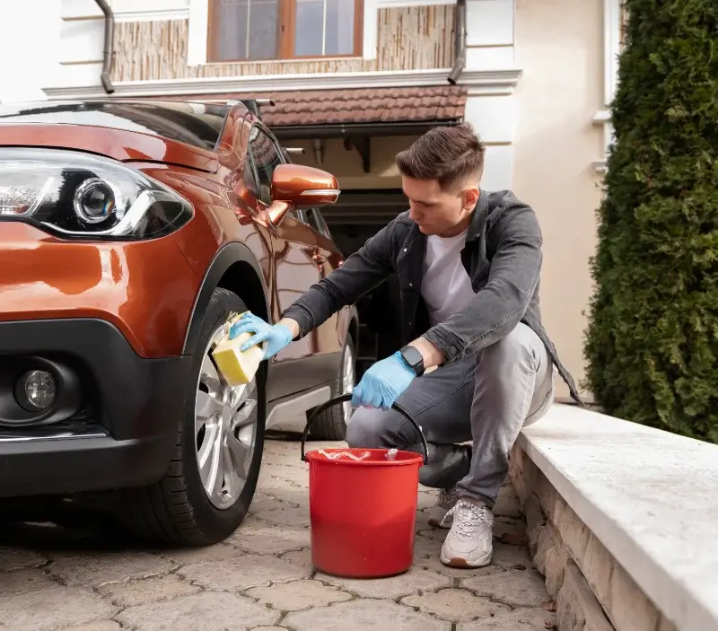 Lavage auto à domicile Sartilly-Baie-Bocage : professionnel intervenant sur un véhicule